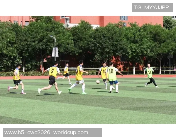 激情四溢的绿茵场上足球队展现出团结拼搏的精神与无畏斗志